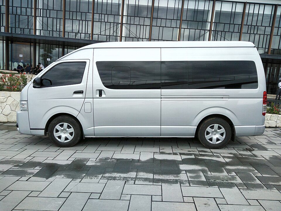 Sewa Toyota Hiace Commuter Karawang